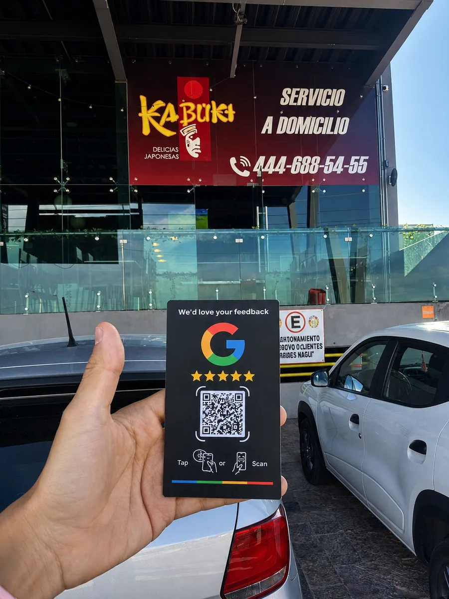 La misma placa frente al local de Kabuki en Villamagna, con el rótulo rojo de «Delicias japonesas» y el teléfono de servicio a domicilio detrás.